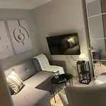 Apartment Tiny With Parking *