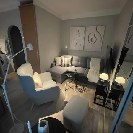 Tiny With Parking Apartman