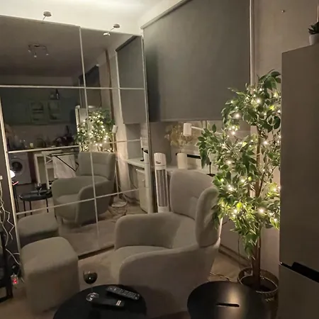 Tiny With Parking Apartman